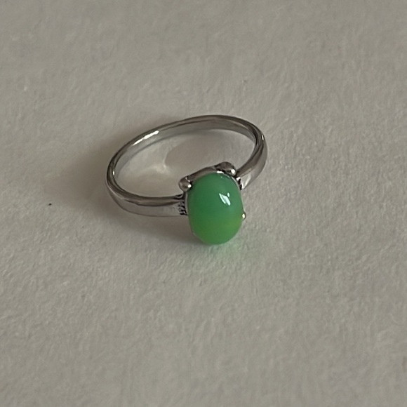 New Woman’s Handmade Native Minimalist Sterling Silver Natural Tsavorite Ring - Picture 3 of 8